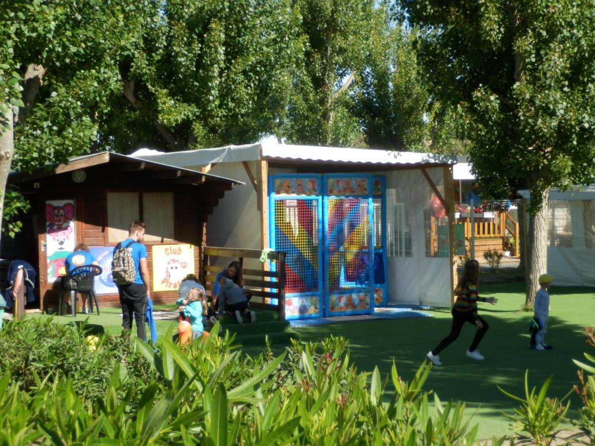 Hotel Camping Les Sables Du Midi Valras-Plage Esterno foto